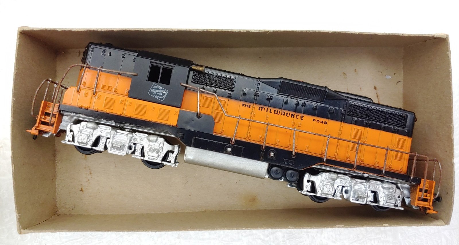 Rare Athearn Trains HO Yellow Box Mill Road GP9 AA Diesel Locomotive Engine Set