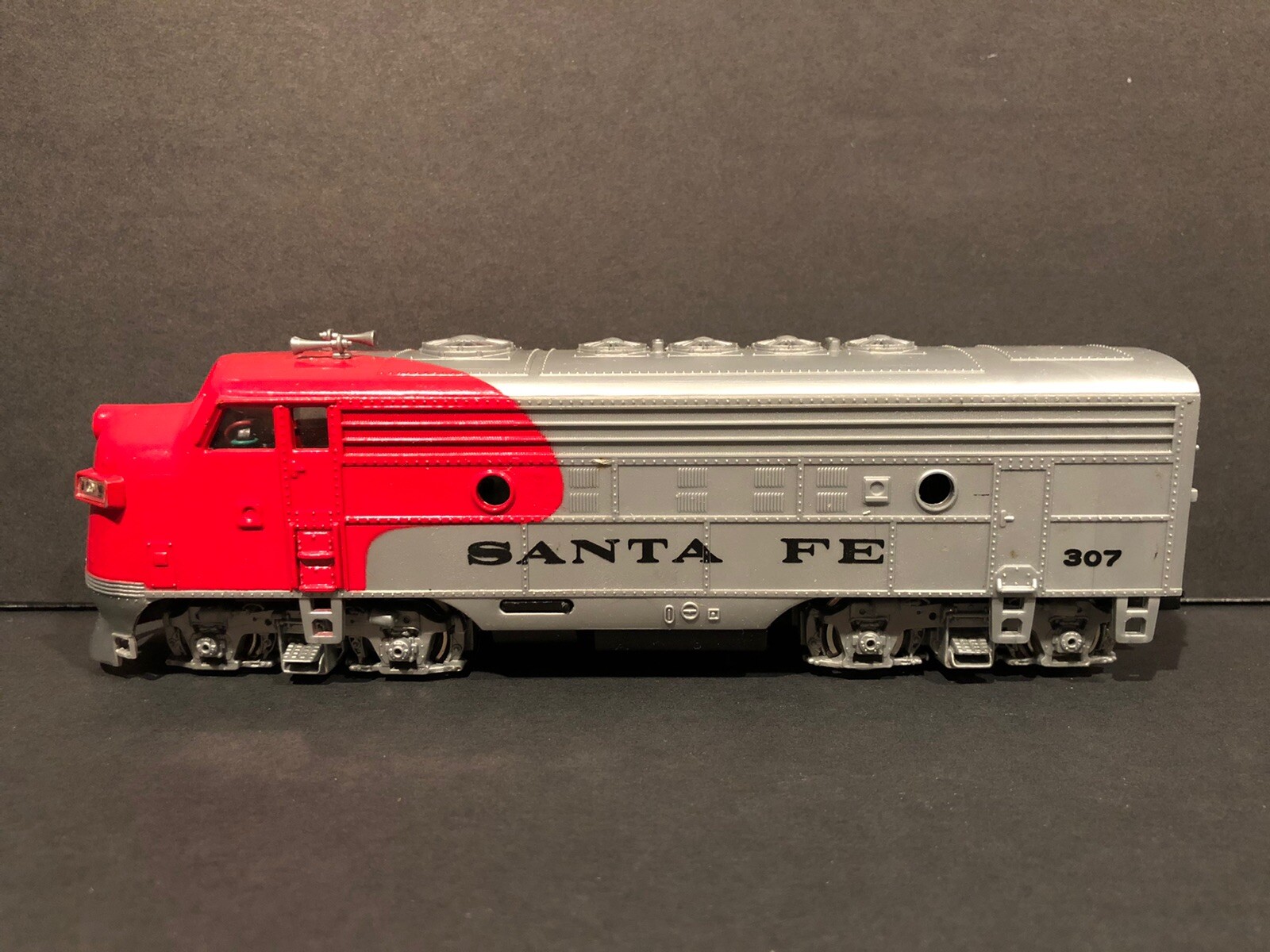HO Scale Bachmann Santa Fe 307 Powered EMD F9 Diesel Engine in Original Box RARE