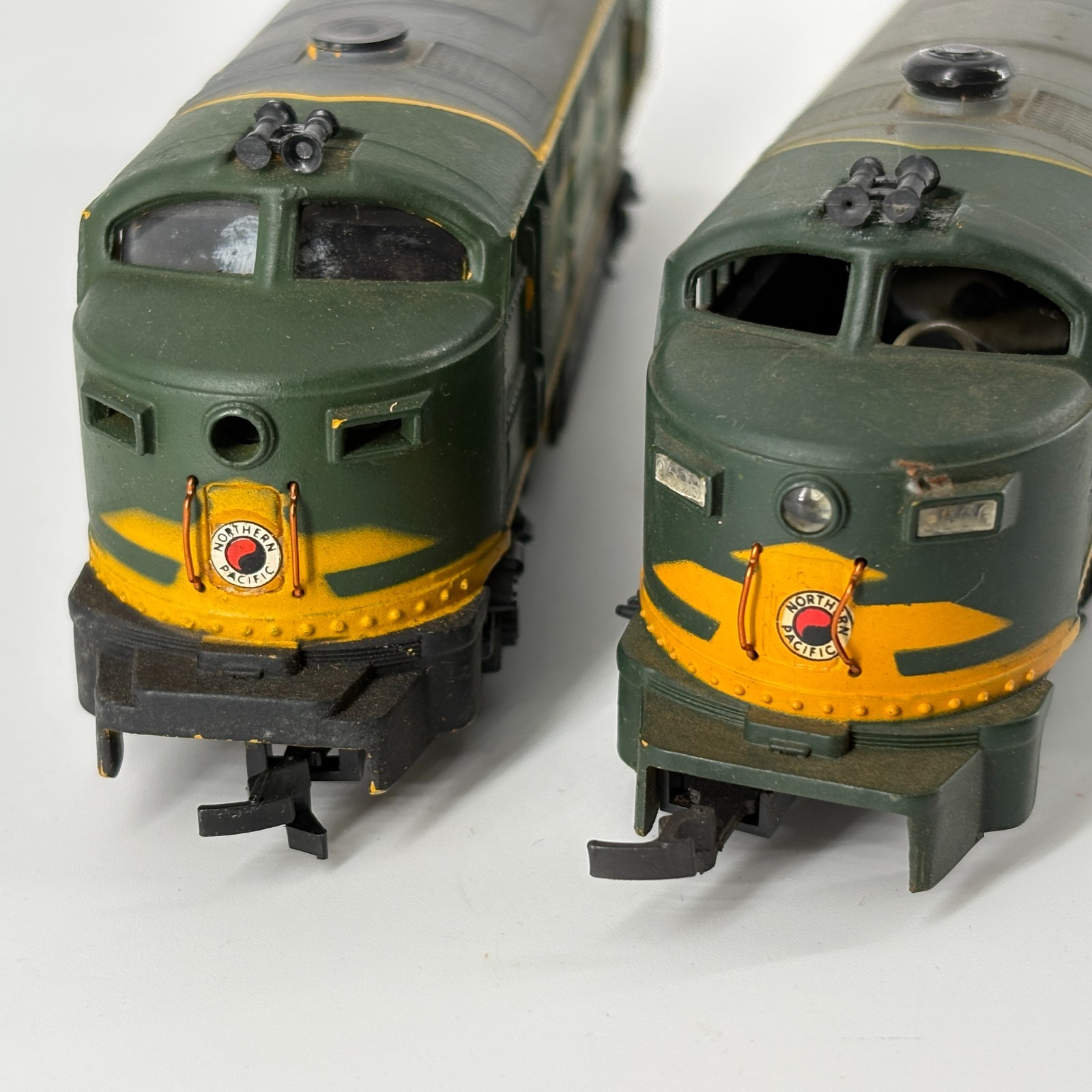 AHM HO Scale Diesel Locomotive Northern Pacific 6500 Powered & Dummy TESTED