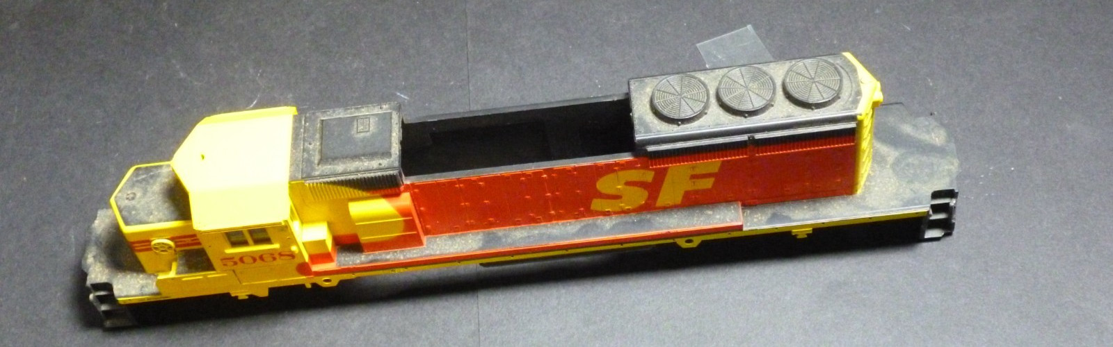 Ho Athearn Diesel locomotive shell SD40-2 SF missing parts