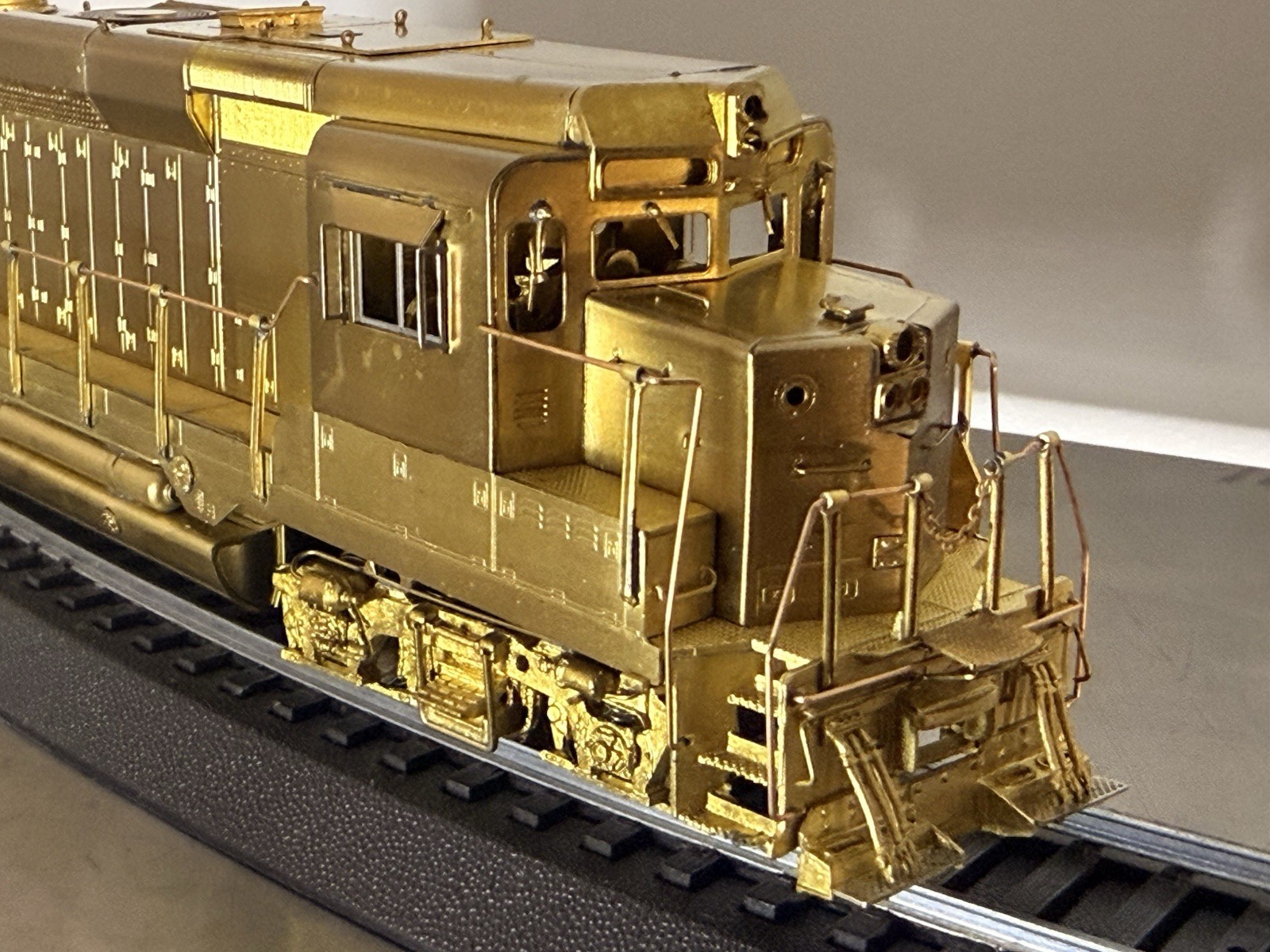 Overland Models – Brass – SP (Southern Pacific) GP30 Phase II Low Hood – NEW
