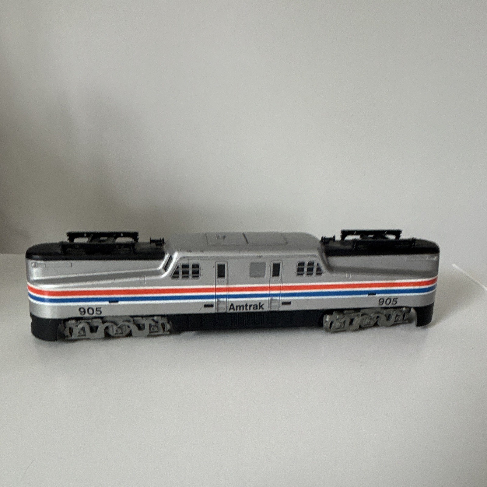 Amtrak HO Scale 905 Electric Locomotive Analog Control Silver/Red/White/Blue