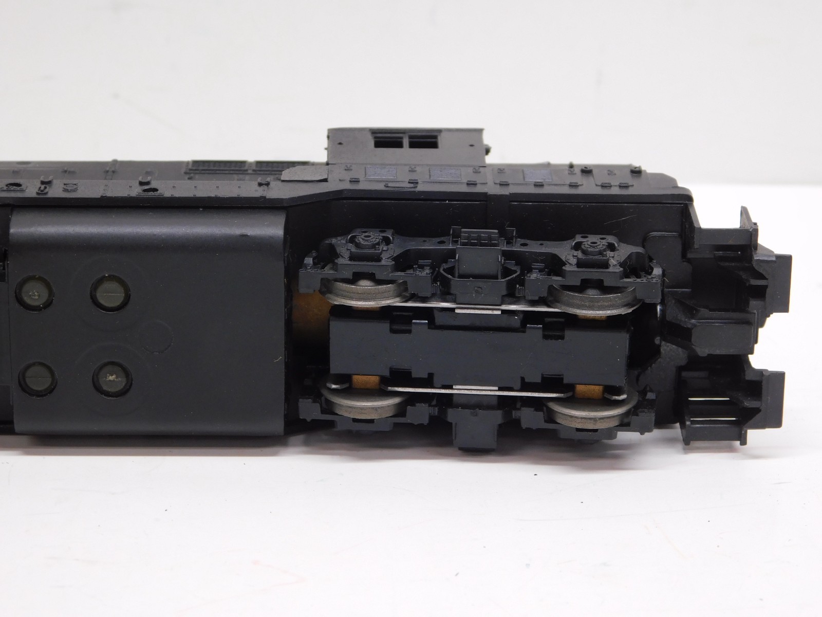 Athearn HO Blue Box Undecorated GP9 Diesel Locomotive – Powered Unit