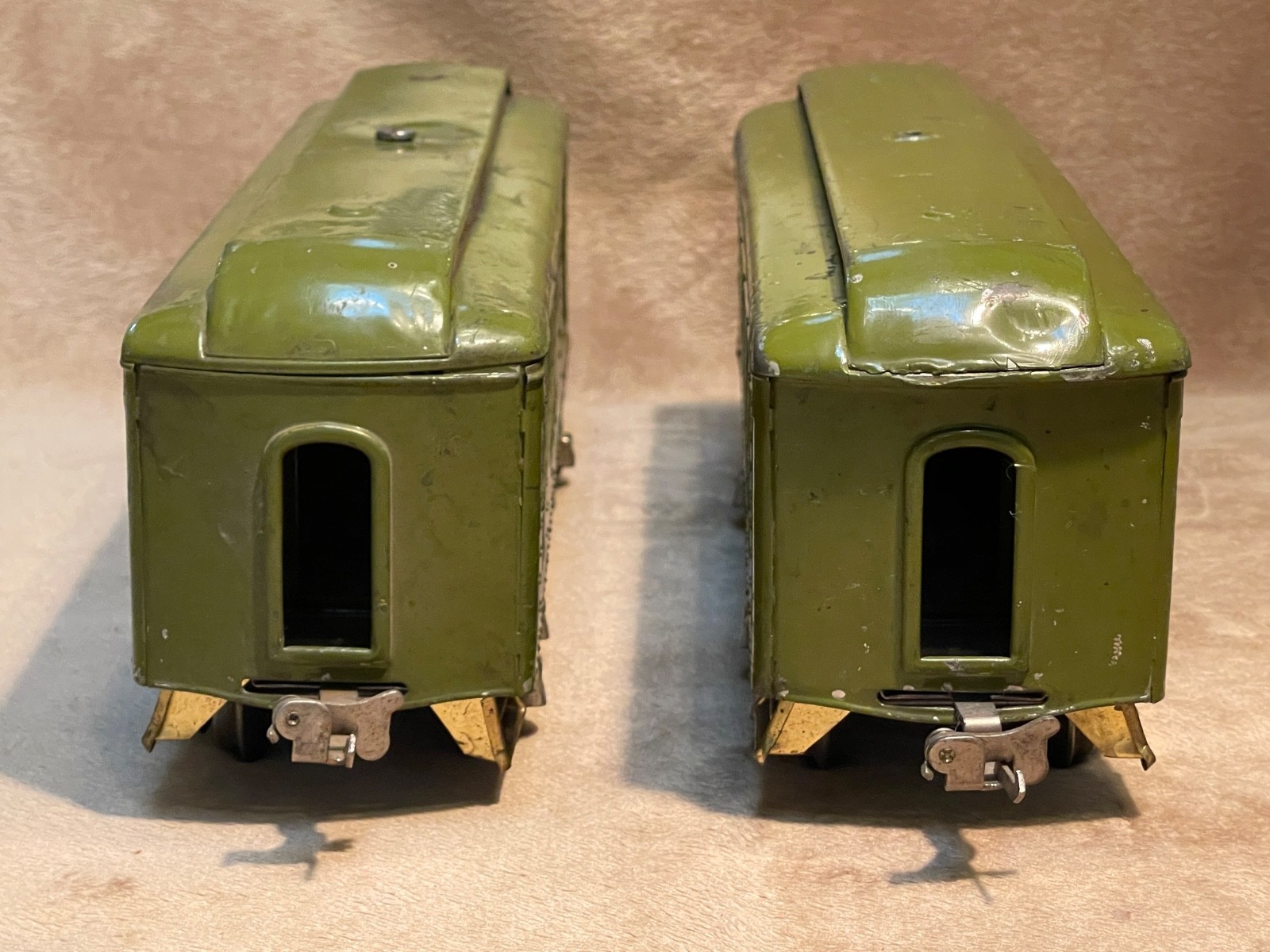 Lionel prewar Standard Gauge electric loco #8, cars 337 and 338. Needs help.