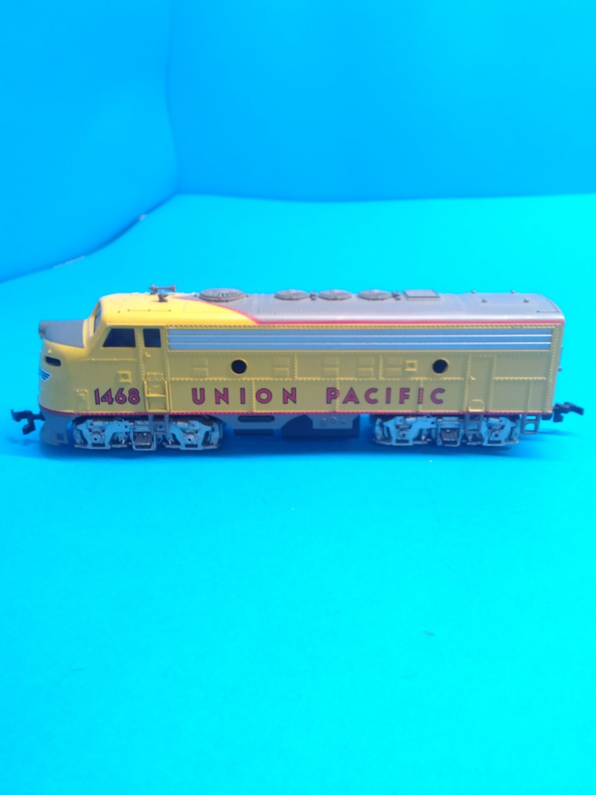 ho scale Bachmann Union Pacific F unit diesel engine #1468