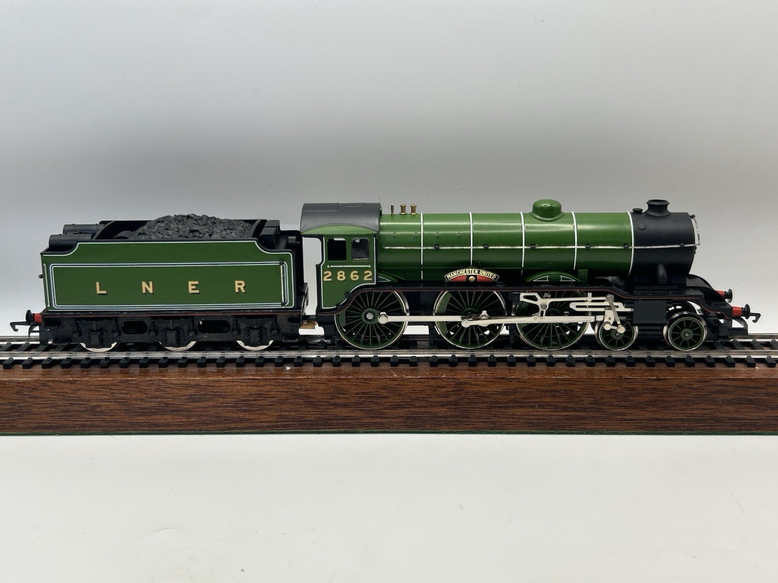 OO Hornby R053 LNER Class B17 4-6-0 Steam Locomotive ‘Manchester United’ – MINT