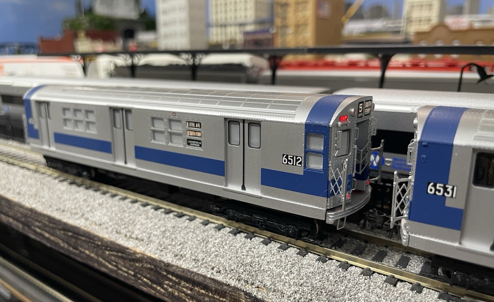 MTH HO R-17 4-car Subway Set DCC&SOUND Northbound