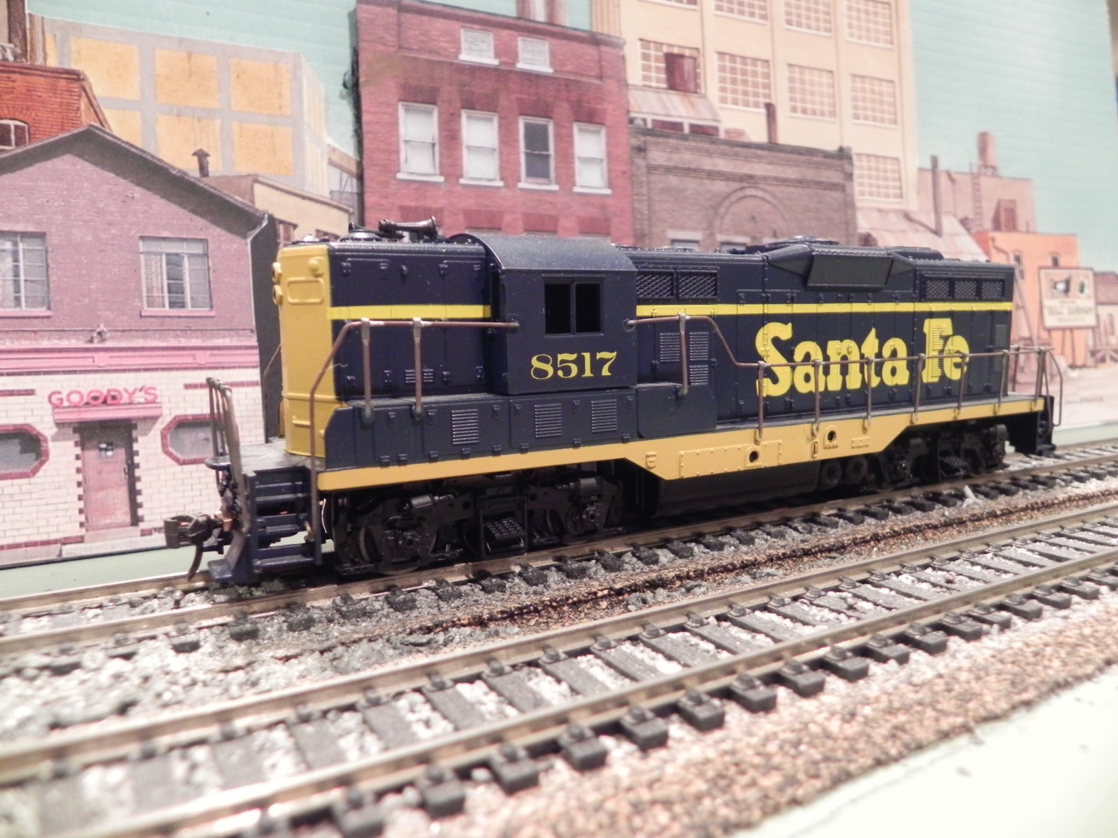 HO ENGINE LOCOMOTIVE SANTA FE GP9 KNUCKLE COUPLERS ATHEARN