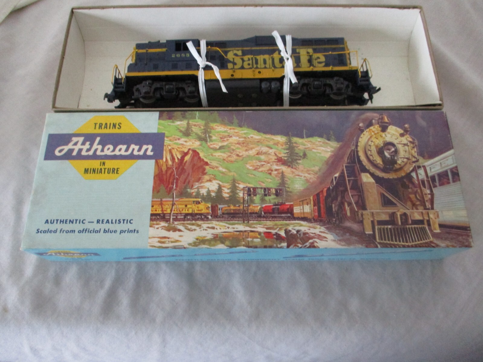 HO Gauge Athearn GP – 9 Powered Diesel Engine 2685 ATSF