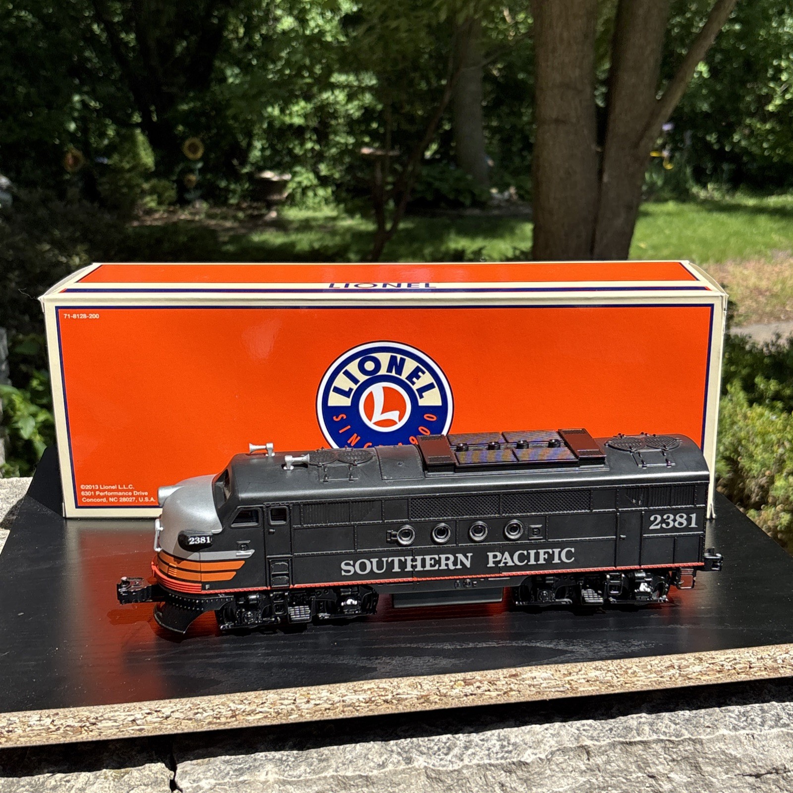 Southern Pacific Black Widow FT. Diesel Engine Railsounds 6 38253 Collectible