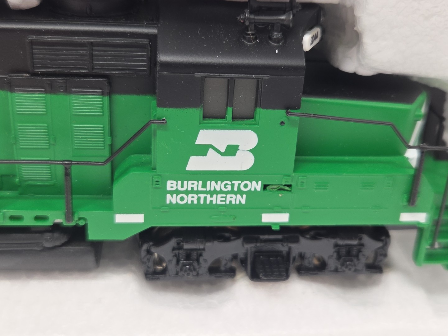 HO Mantua GP-20 Diesel Burlington Northern 2044 Green Black 414 – 063