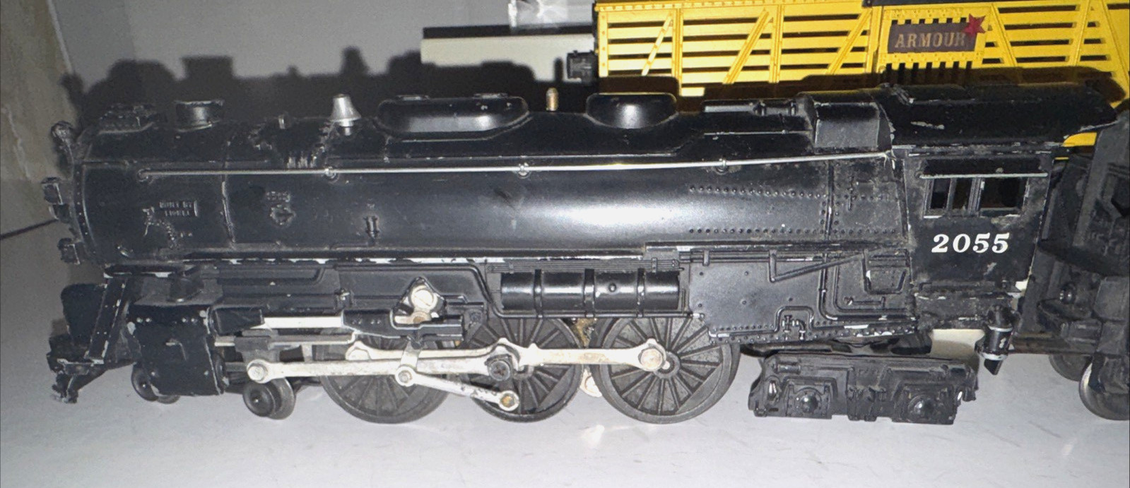 LIONEL POST-WAR O GAUGE 2055 STEAM LOCO W/6026W WHISTLE TENDER & 4 FREIGHT CARS
