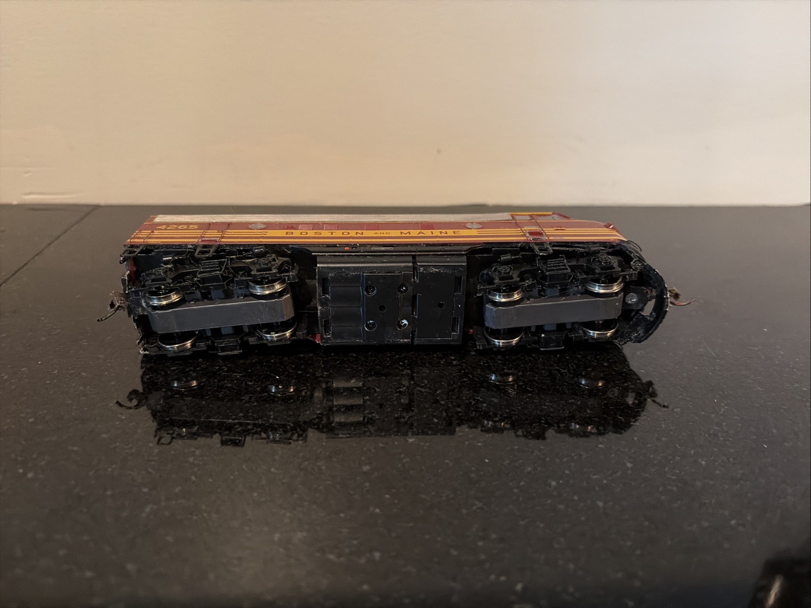 HO Boston & Maine DC F-7A Phase 1 #4265-A Genesis From Athearn