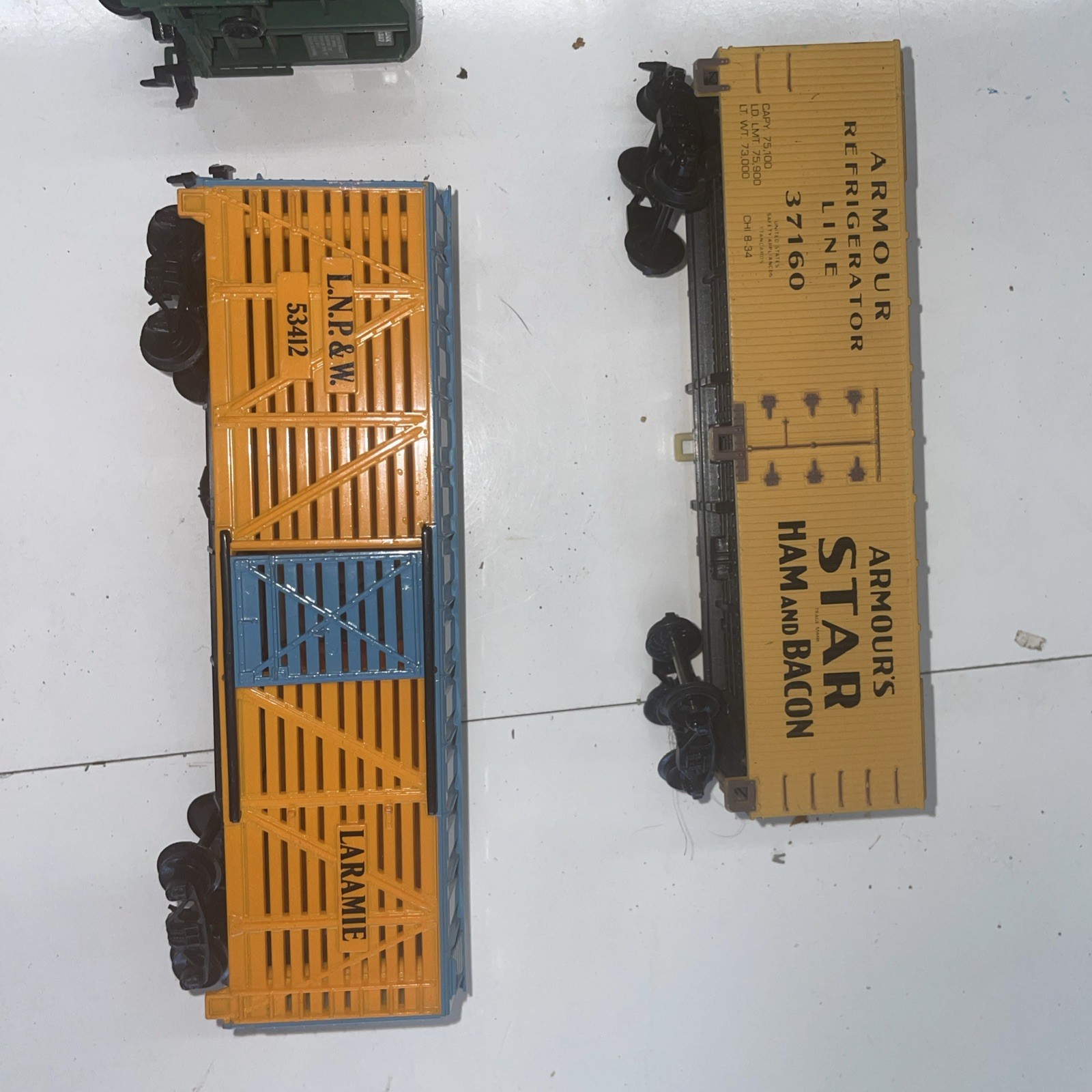 Used Life-Like Ho Scale Santa Fe Engine 3500 and 4 Cars, Cattle Car, Untested .