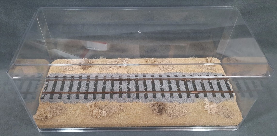 O SCALE – 16″ SINGLE TRACK -“DESERT SCENE”-DISPLAY CASE- FOR ANY O SCALE TRAINS