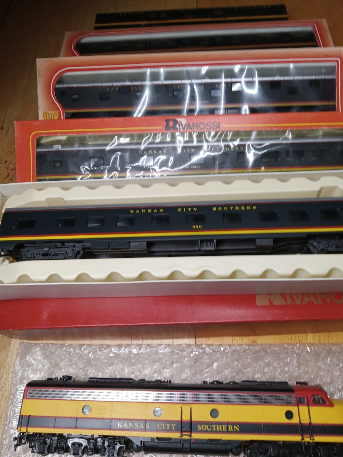 H.O. Proto 2000 KANSAS CITY SOUTHERN WITH PASSENGER CARS!