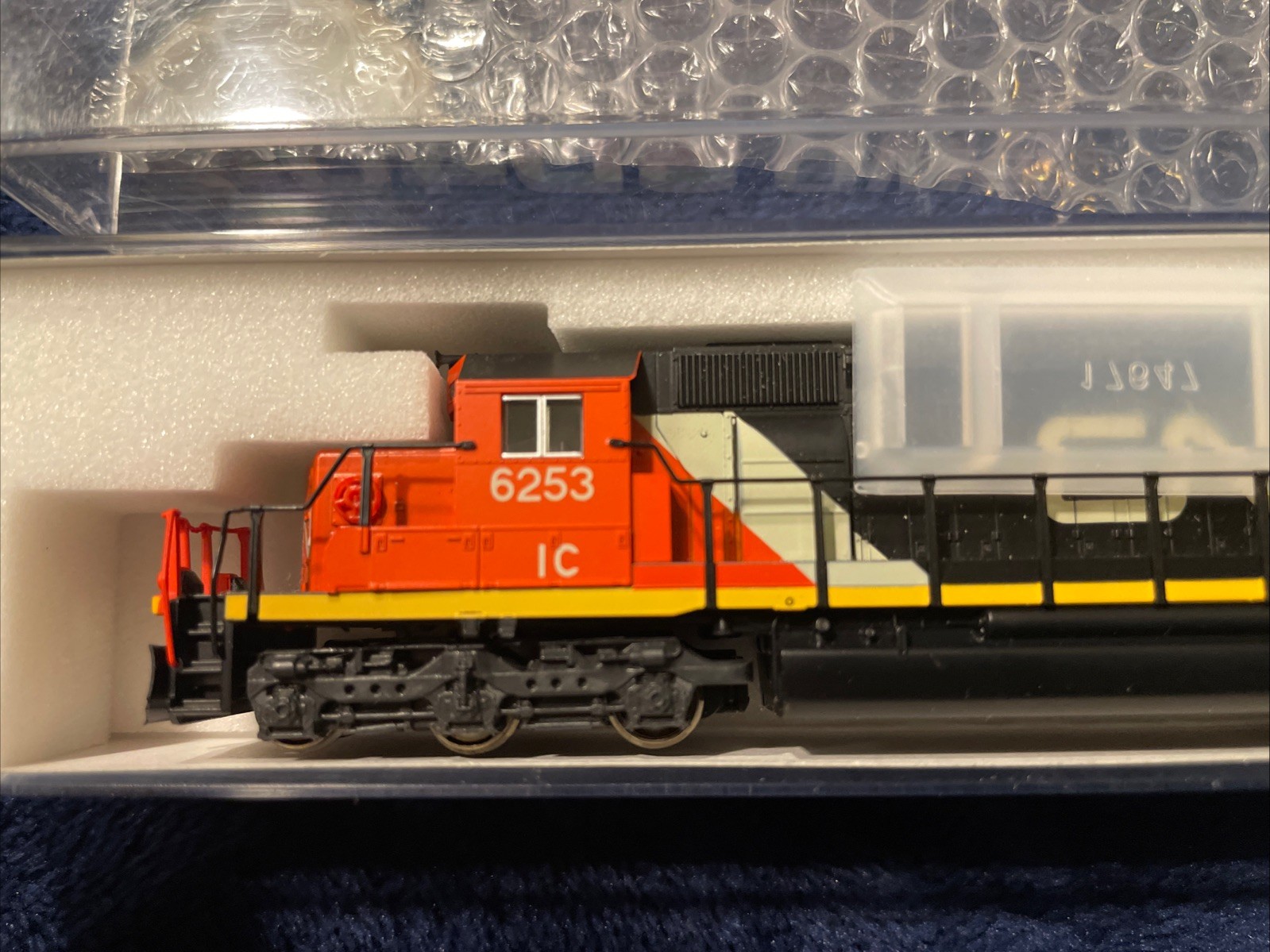 Kato 176-4953 N Scale SD40-2 CN #6253 Diesel Locomotive IC Canadian National