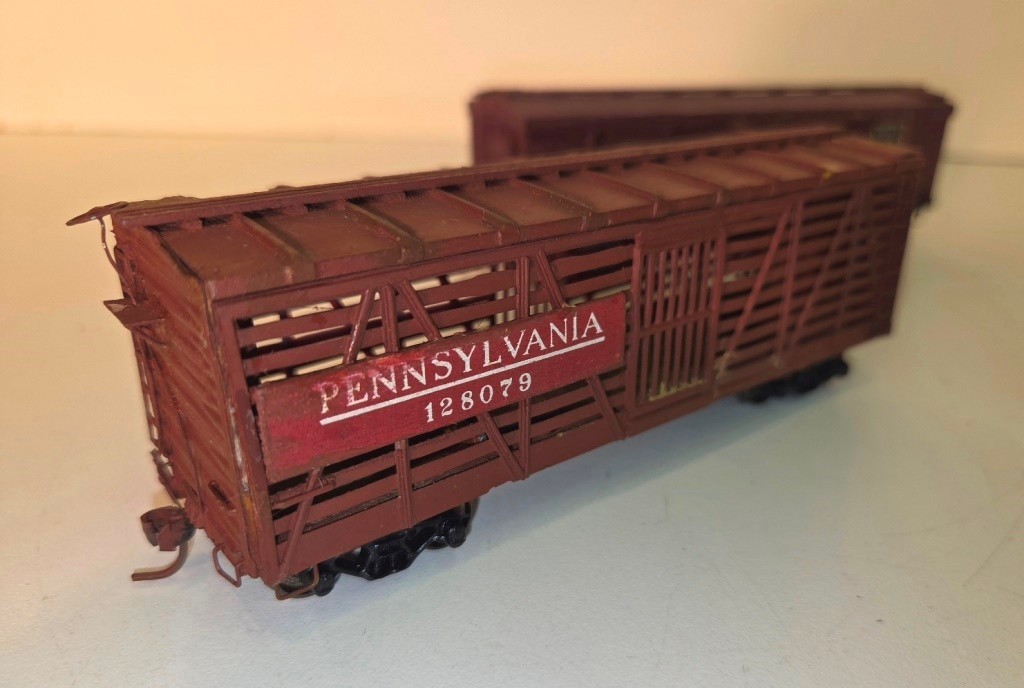 Vintage HO / IHC NEW HAVEN 2-8-0 Consolidation Locomotive & Tender w/ (4) Cars