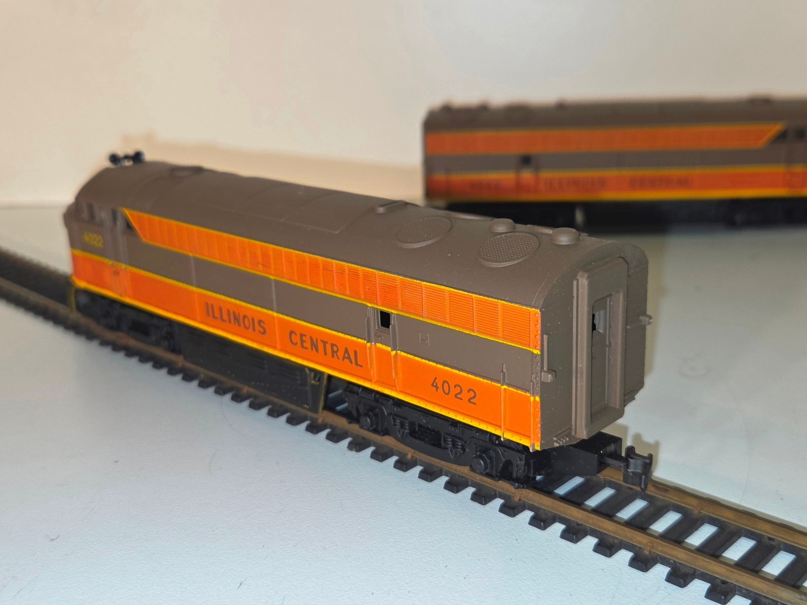 AHM Rivarossi HO Illinois Central FM C-Liner Diesel Locomotives 4022 w/ (3) Cars