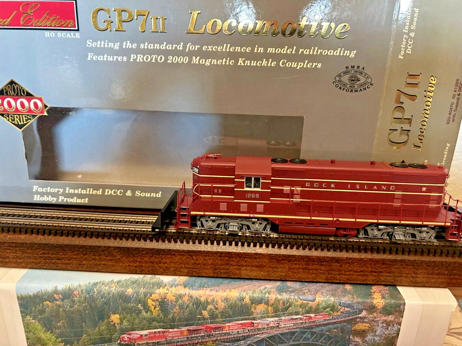 ROCK ISLAND GP7 ROAD SWITCHER -DCC & QUANTUM SOUND- HO Scale -” MAROON “-NEW
