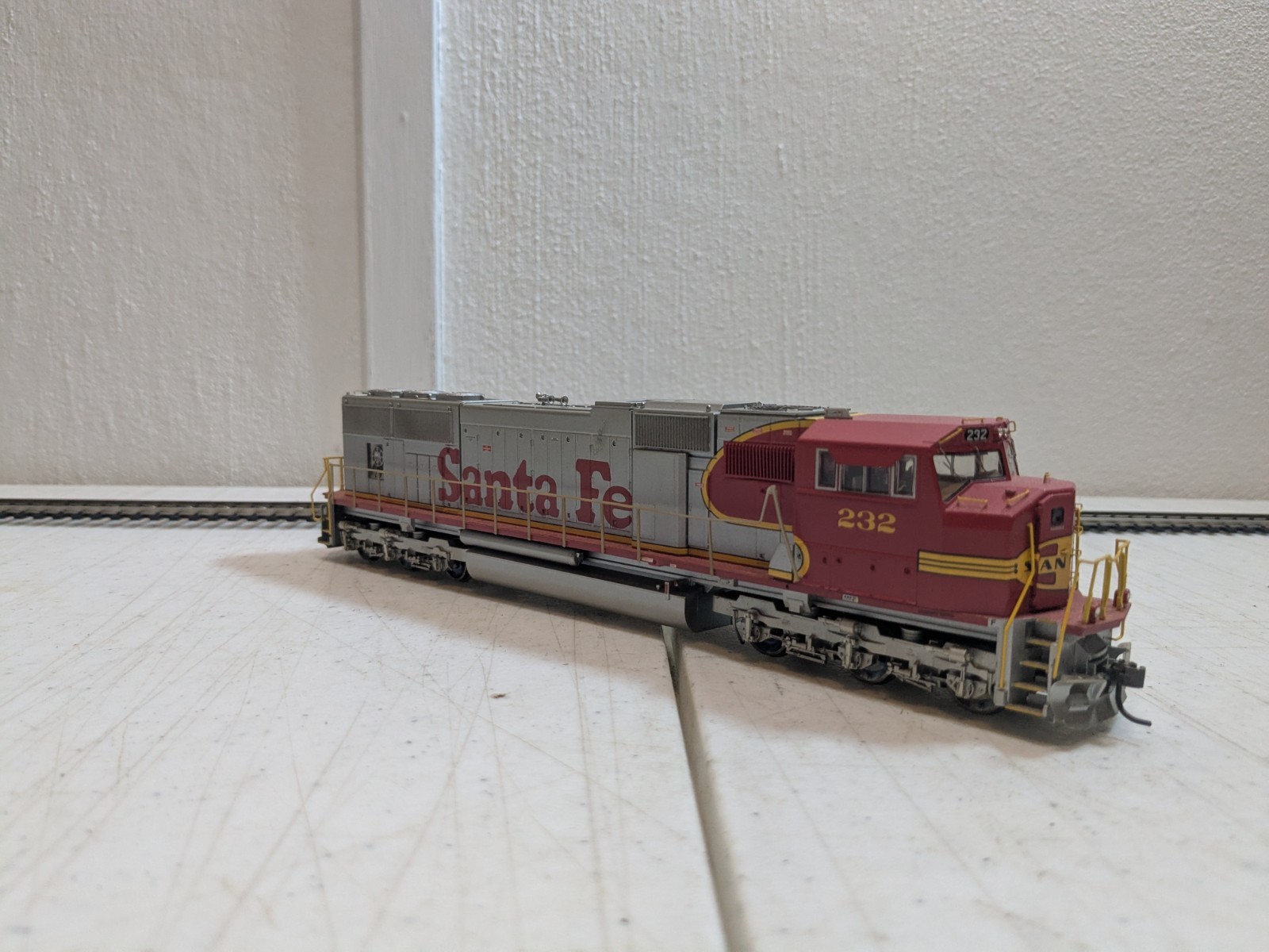 Genesis G62208 – Santa Fe #232 SD75M Diesel Locomotive – DC – HO Scale