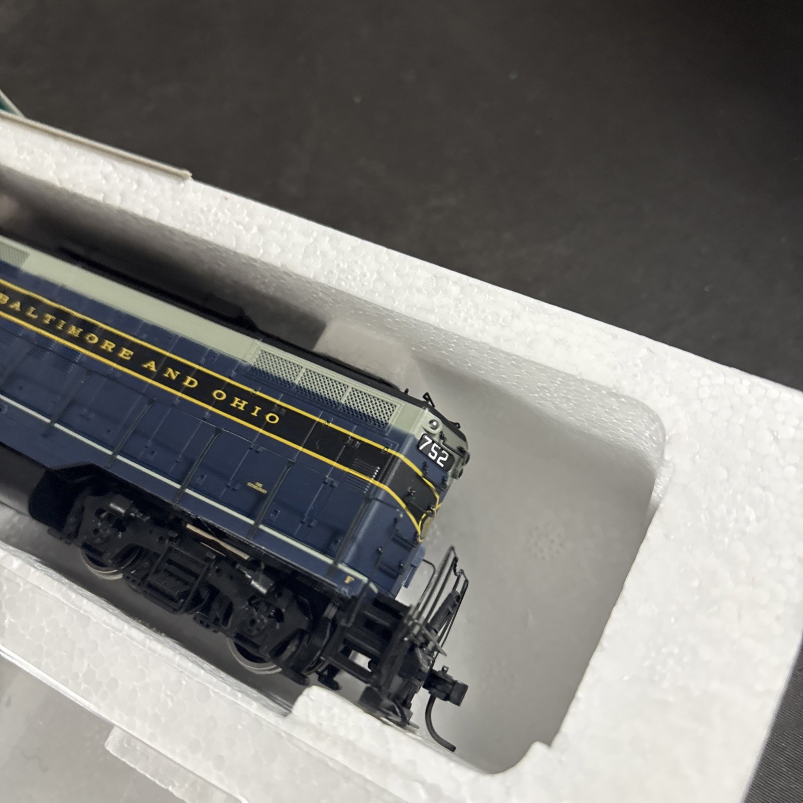 PROTO 2000 HO SCALE LOCOMOTIVE GP9 II ASSEMBLED WORKING 23699 B&O #752 BALTIMORE