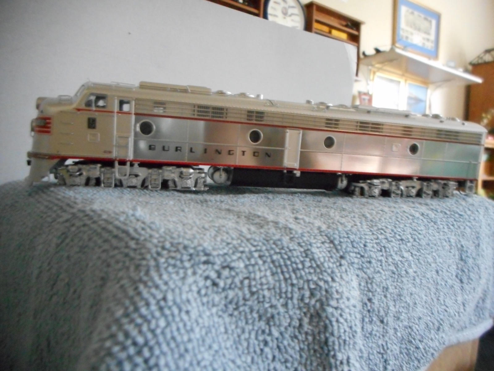 HO WALTHERS PROTO EMD E9A with LokSound 5 Sound & DCC — CB&Q # 9990