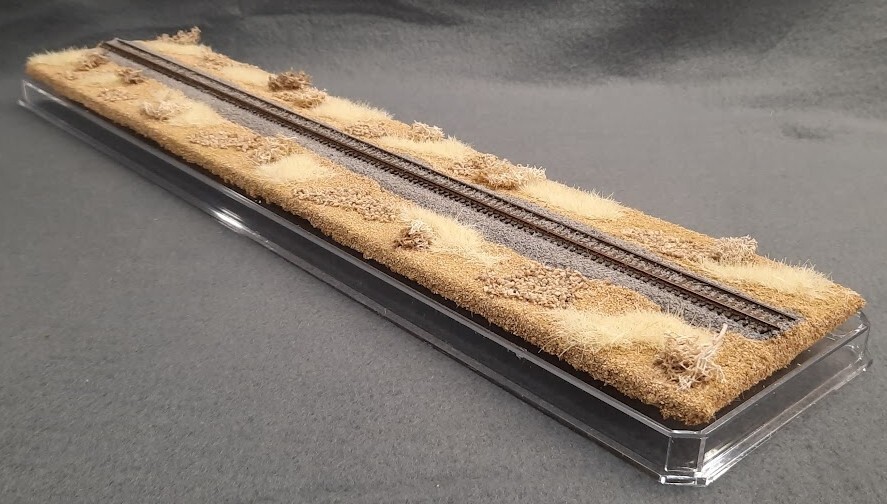 Z SCALE 16″ SINGLE-TRACK DISPLAY CASE -“DESERT SCENE” – FOR ANY Z TRAINS