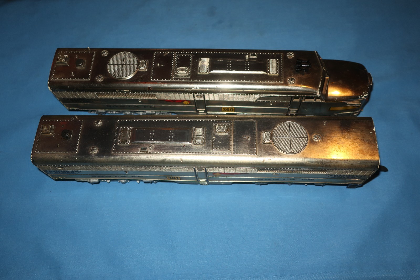 American Flyer Santa Fe #360 and #361 Aloc A & B Units. Chrome. Runs well