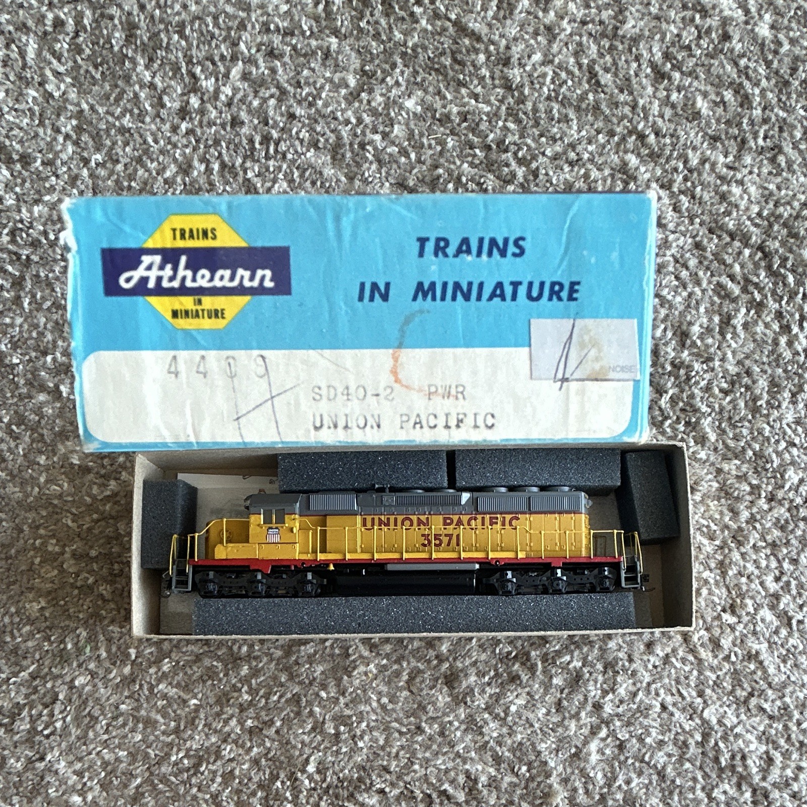 Dummy Athearn HO Union Pacific SD40-2 Diesel Locomotive #3571 DC Analog