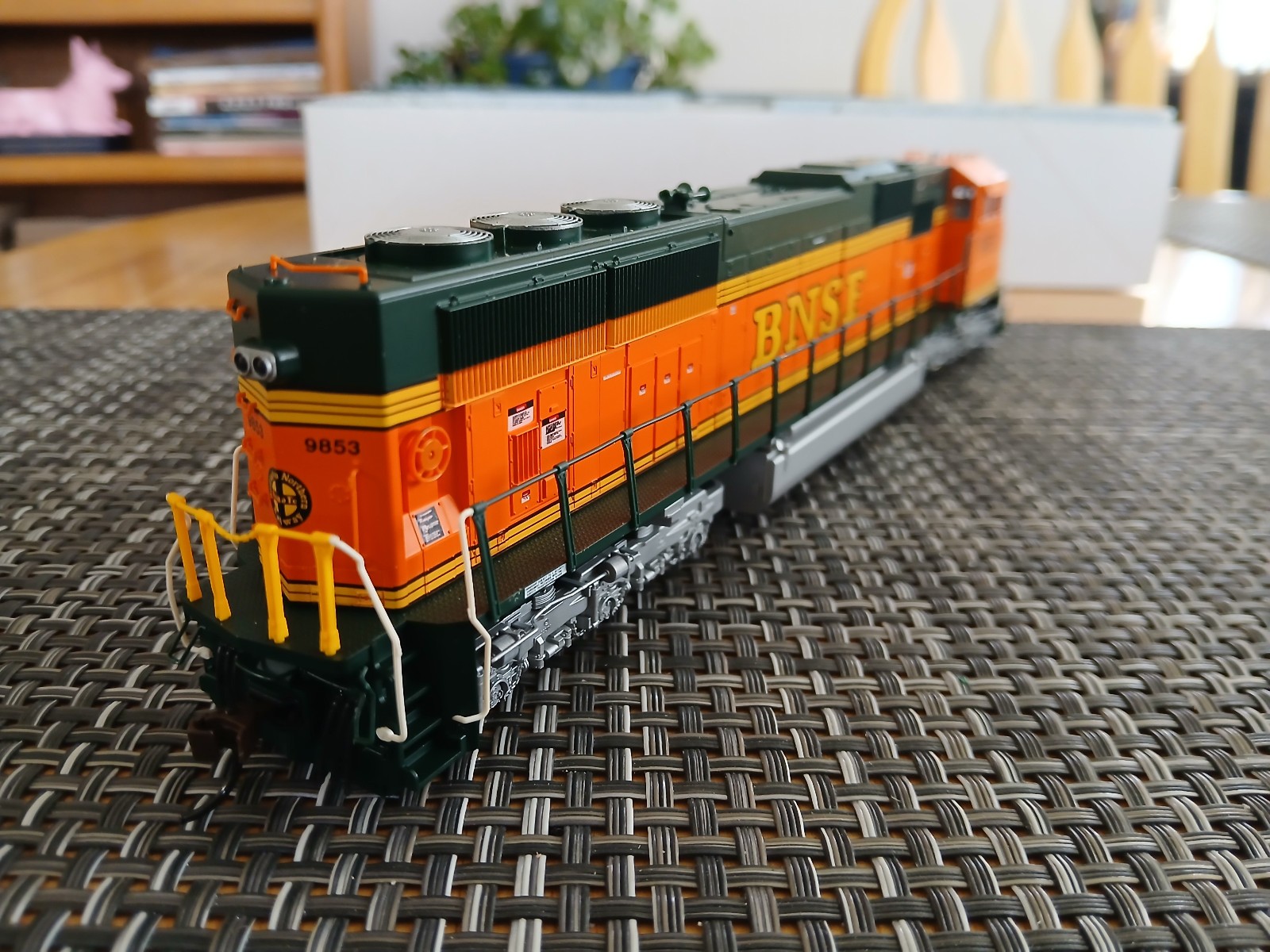 Modern HO scale KATO EMD SD70MAC BNSF Heritage 2 #9853 Diesel Locomotive