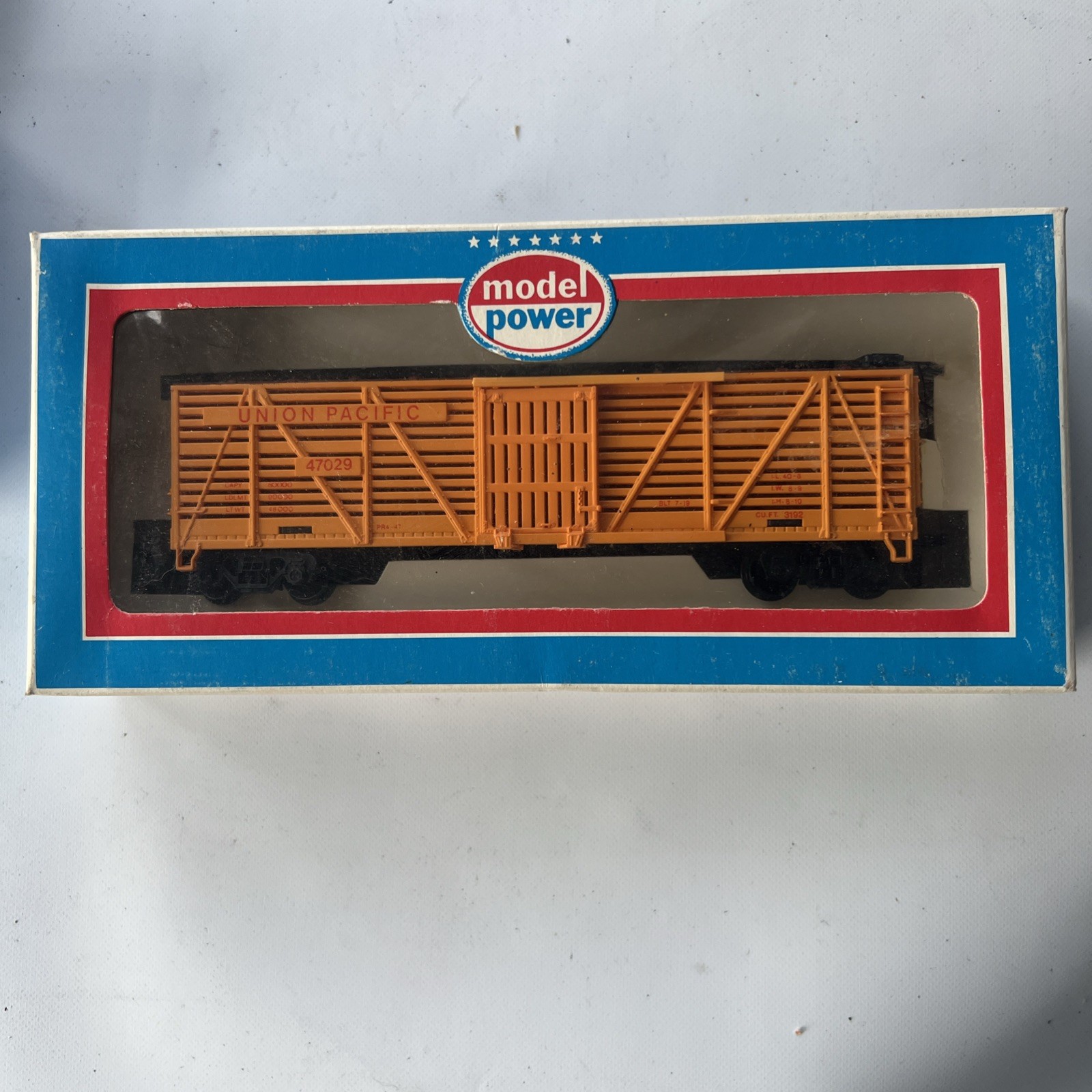 HO Model Power F3 Santa Fe Diesel 6730 & 6731, 8032, 8050, & 6915 Cattle Car