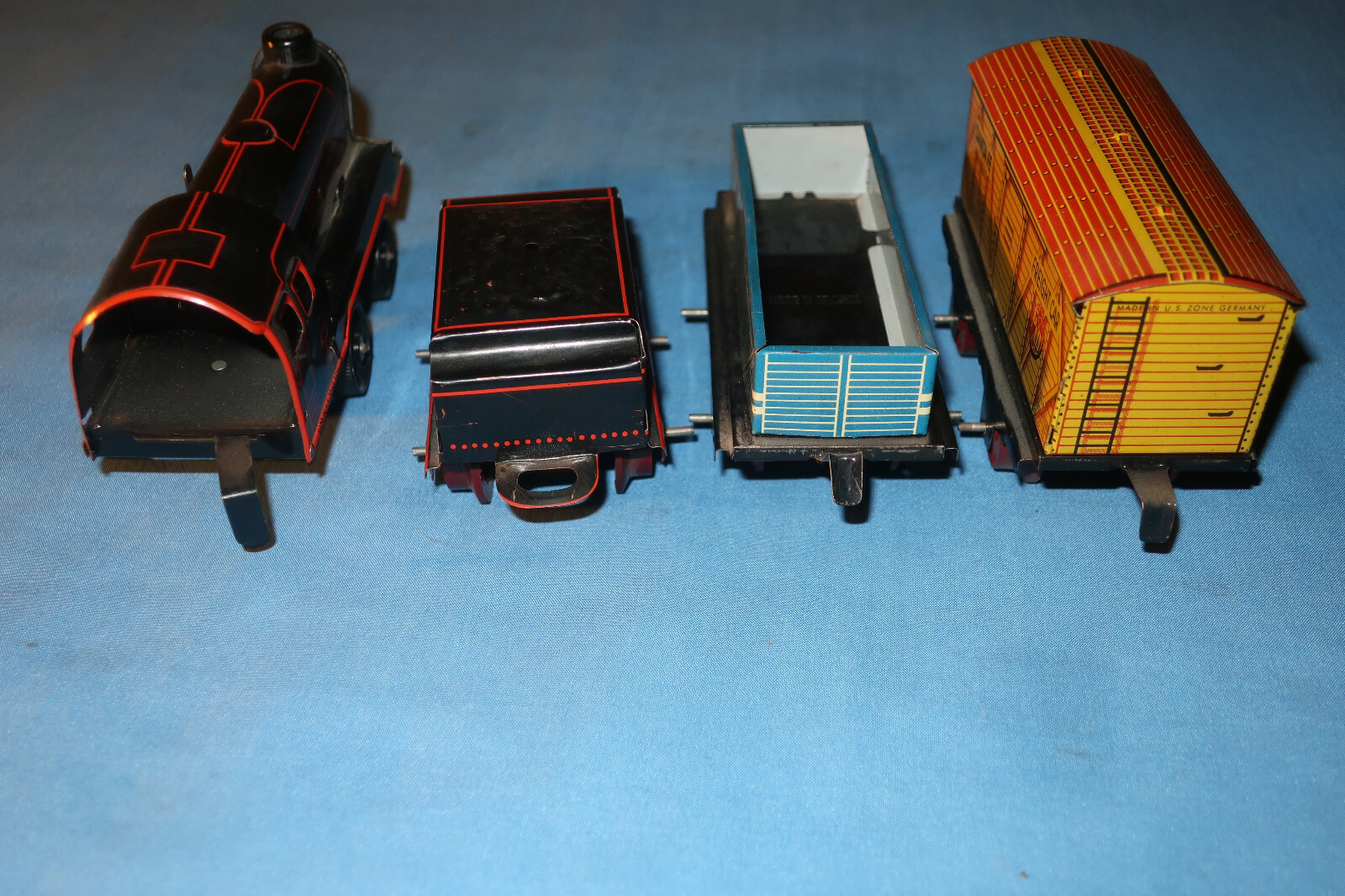 HWN Wind-up Clockwork Tin Litho Steam Locomotive Set. Made in US Zone Germany