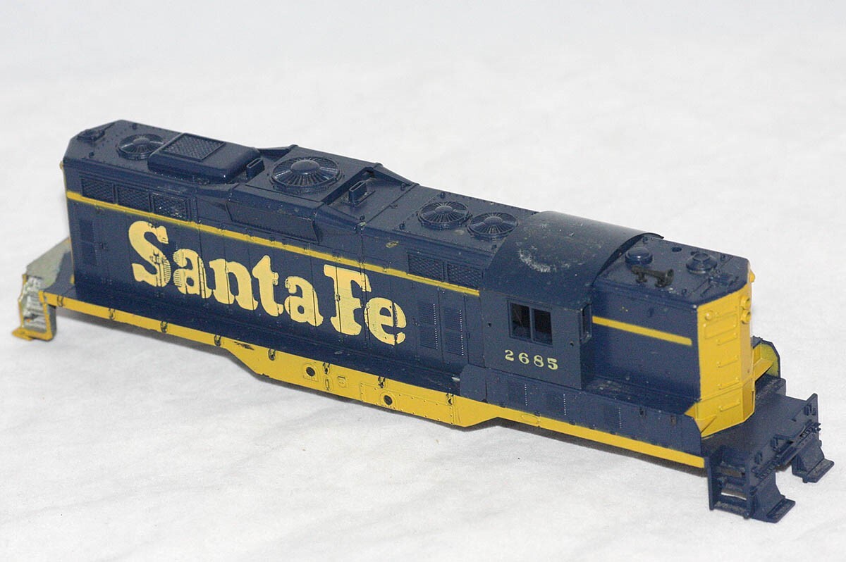 Athearn HO Scale Santa Fe Blue and Yellow #2685 EMD GP9 Locomotive Shell