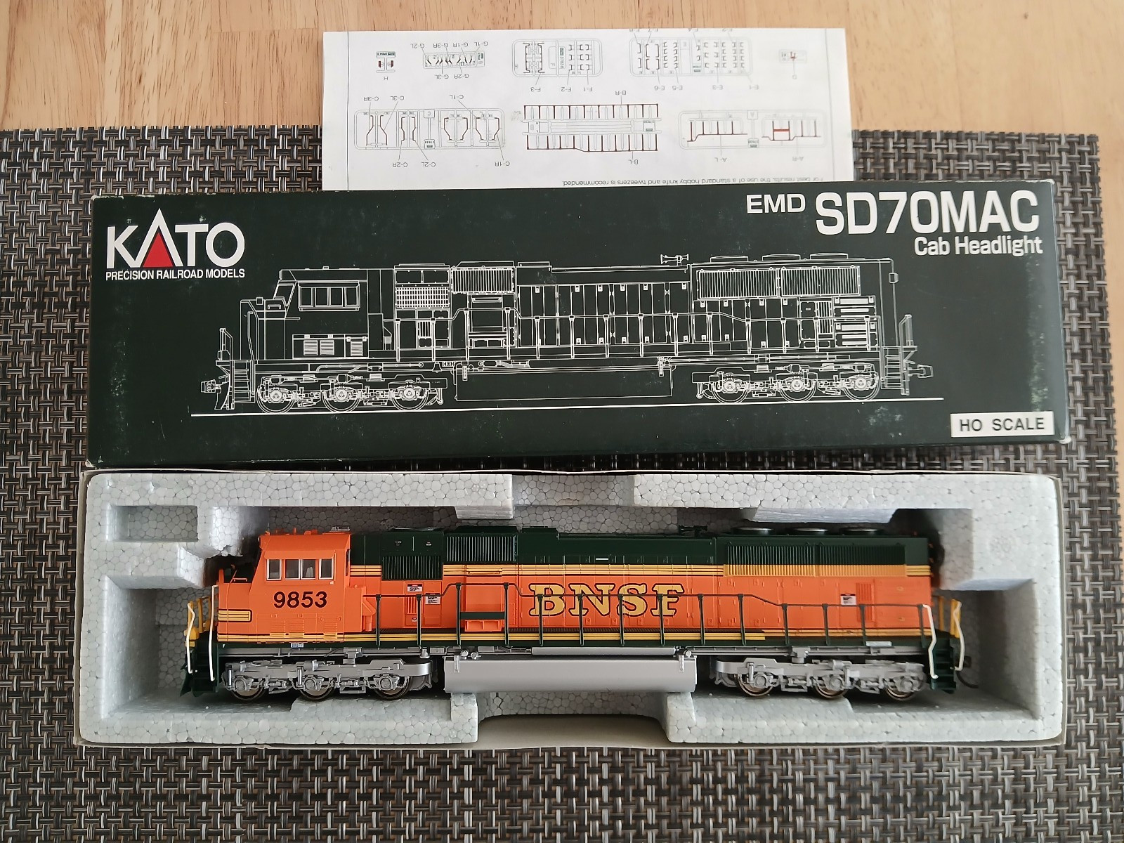 Modern HO scale KATO EMD SD70MAC BNSF Heritage 2 #9853 Diesel Locomotive