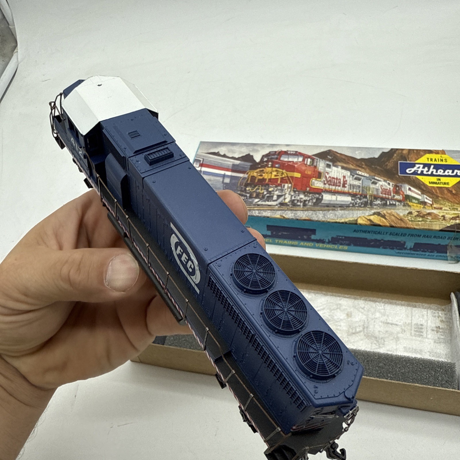 Athearn HO Scale GP 38-2 Diesel Florida East Coast #412 Powered Engine