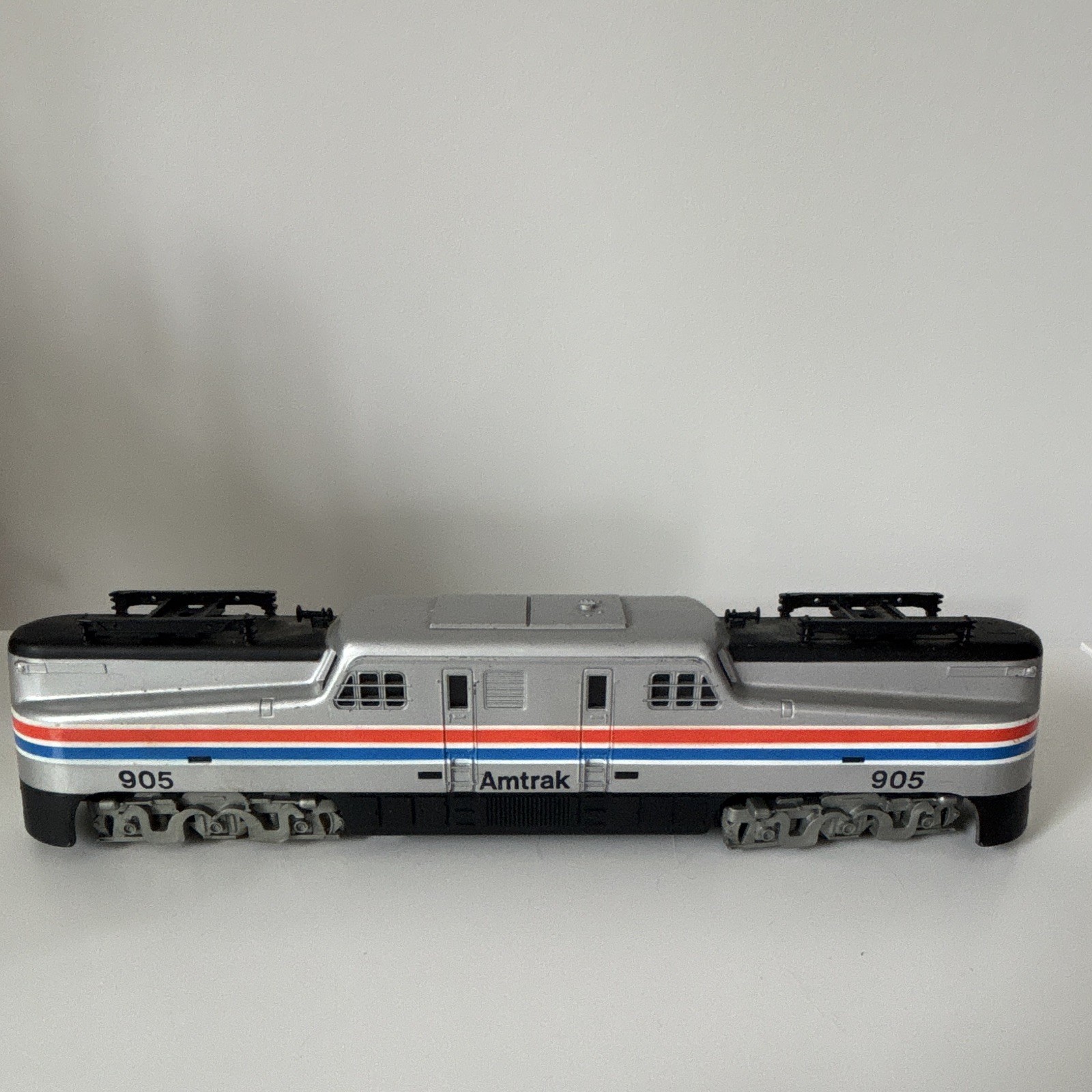 Amtrak HO Scale 905 Electric Locomotive Analog Control Silver/Red/White/Blue