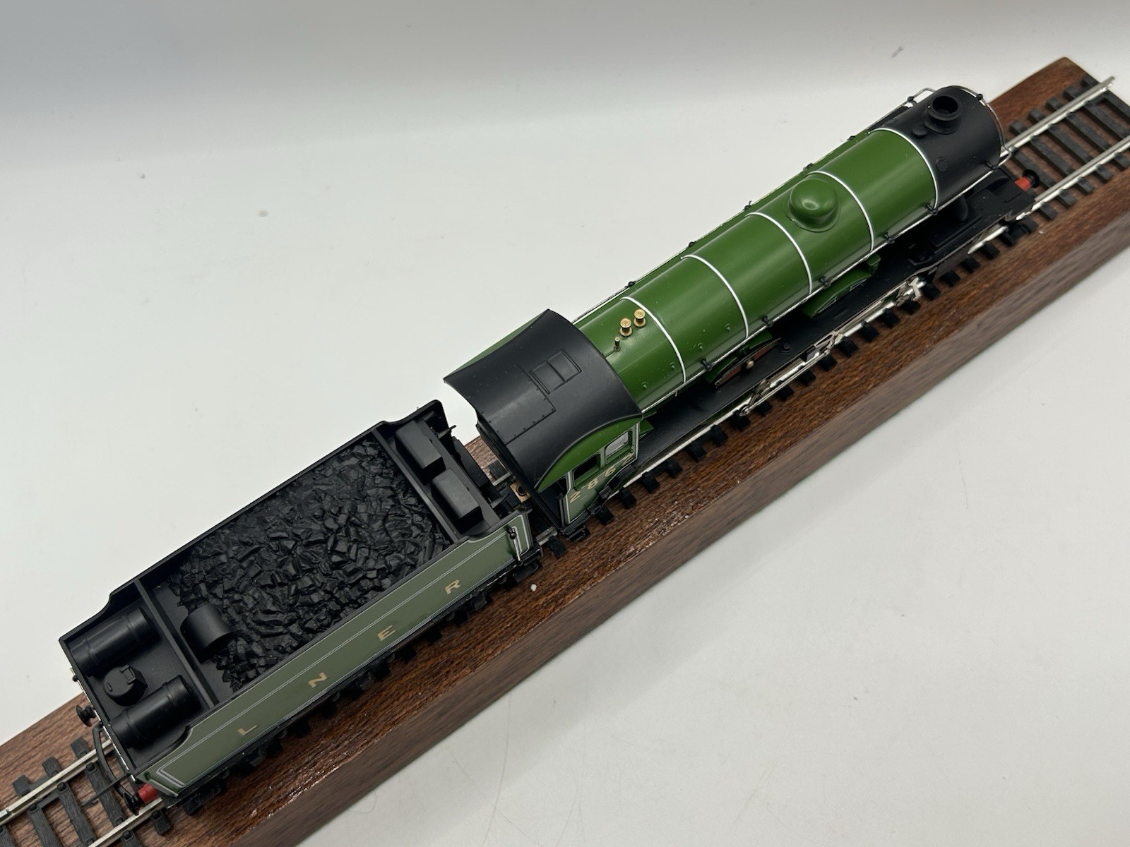 OO Hornby R053 LNER Class B17 4-6-0 Steam Locomotive ‘Manchester United’ – MINT