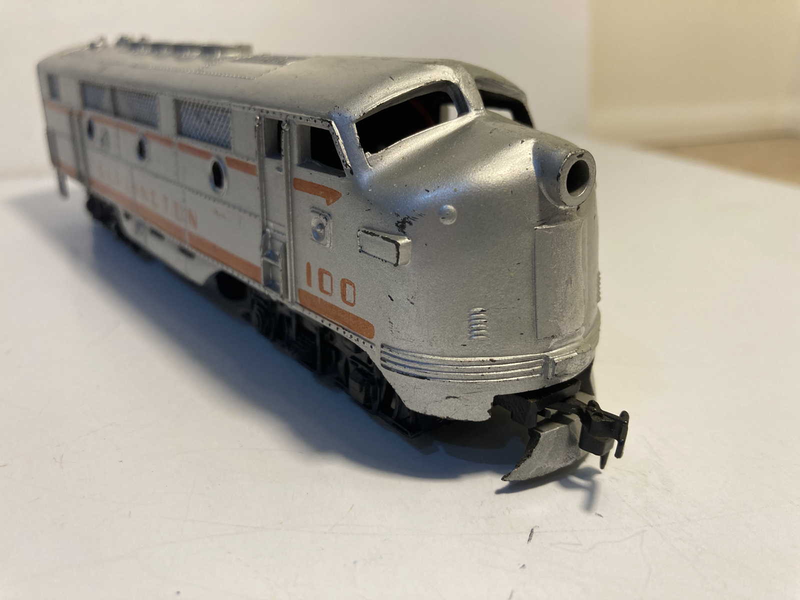 BACHMAN HO SCALE BURLINGTON 100 DIESEL LOCOMOTIVE FROM ESTATE