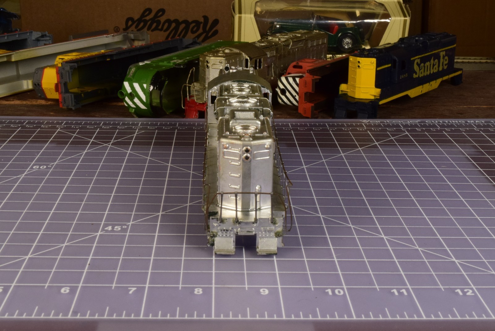 HO SHELL GP9, no rail line or cab number, painted with railings/horns SH5