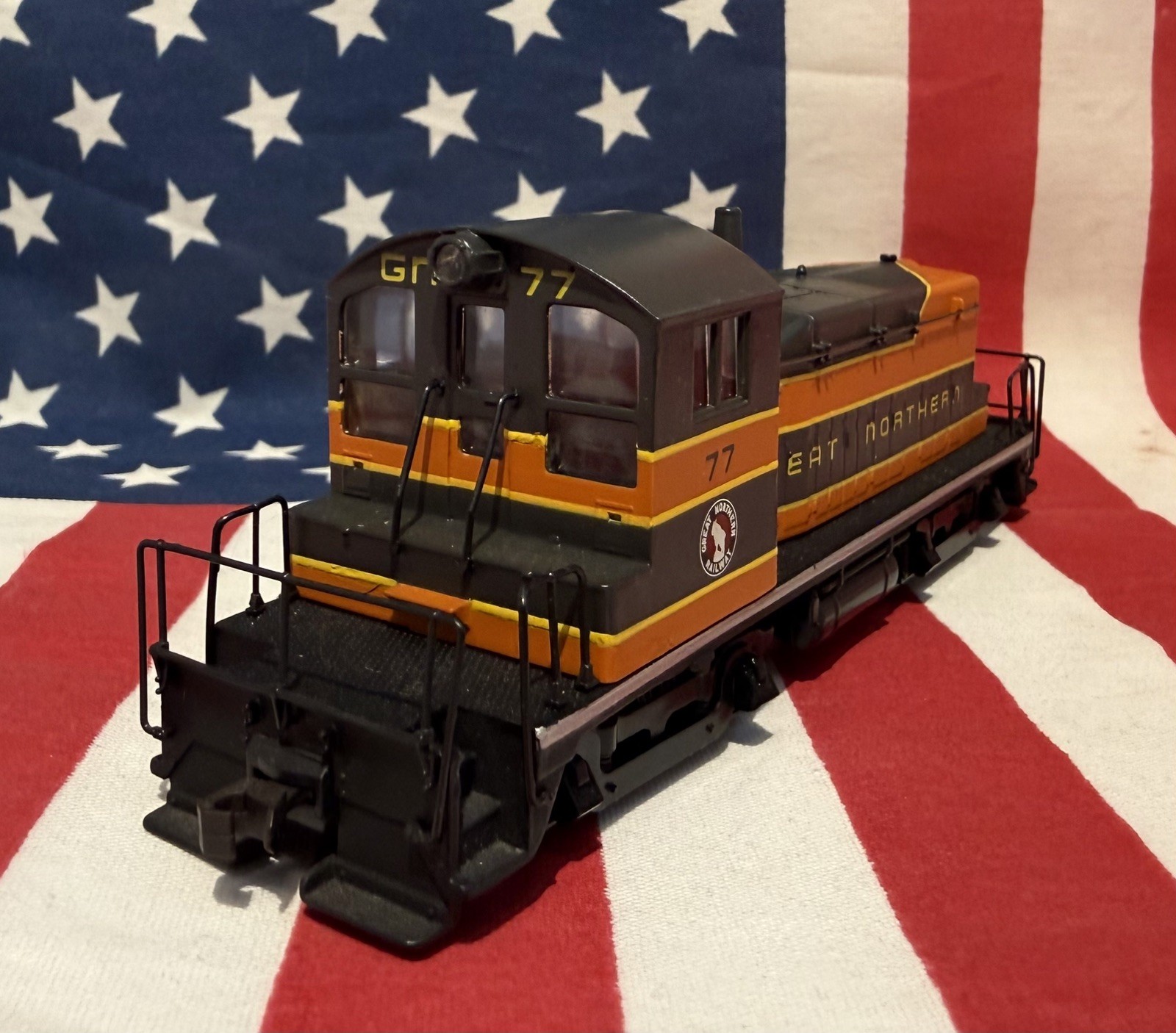 Walthers HO Scale Great Northern #77 Switcher Locomotive DC Runs Needs Repair