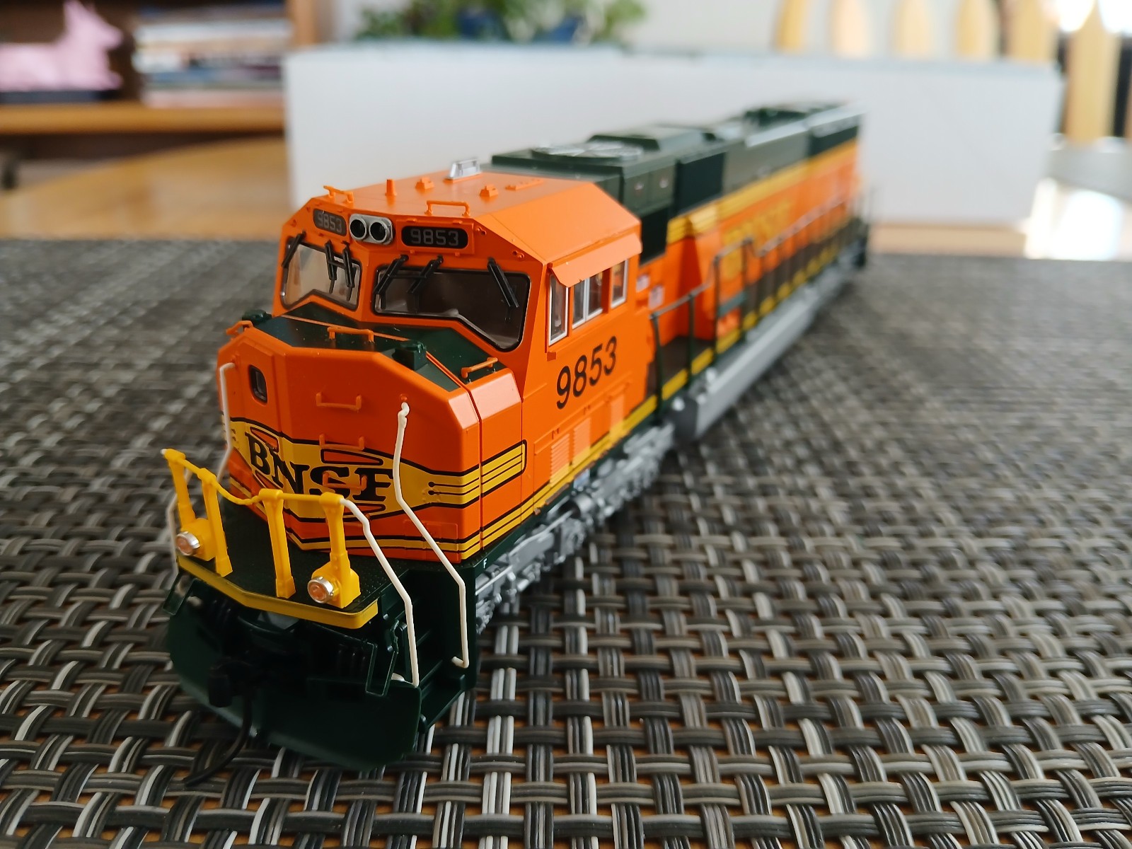 Modern HO scale KATO EMD SD70MAC BNSF Heritage 2 #9853 Diesel Locomotive