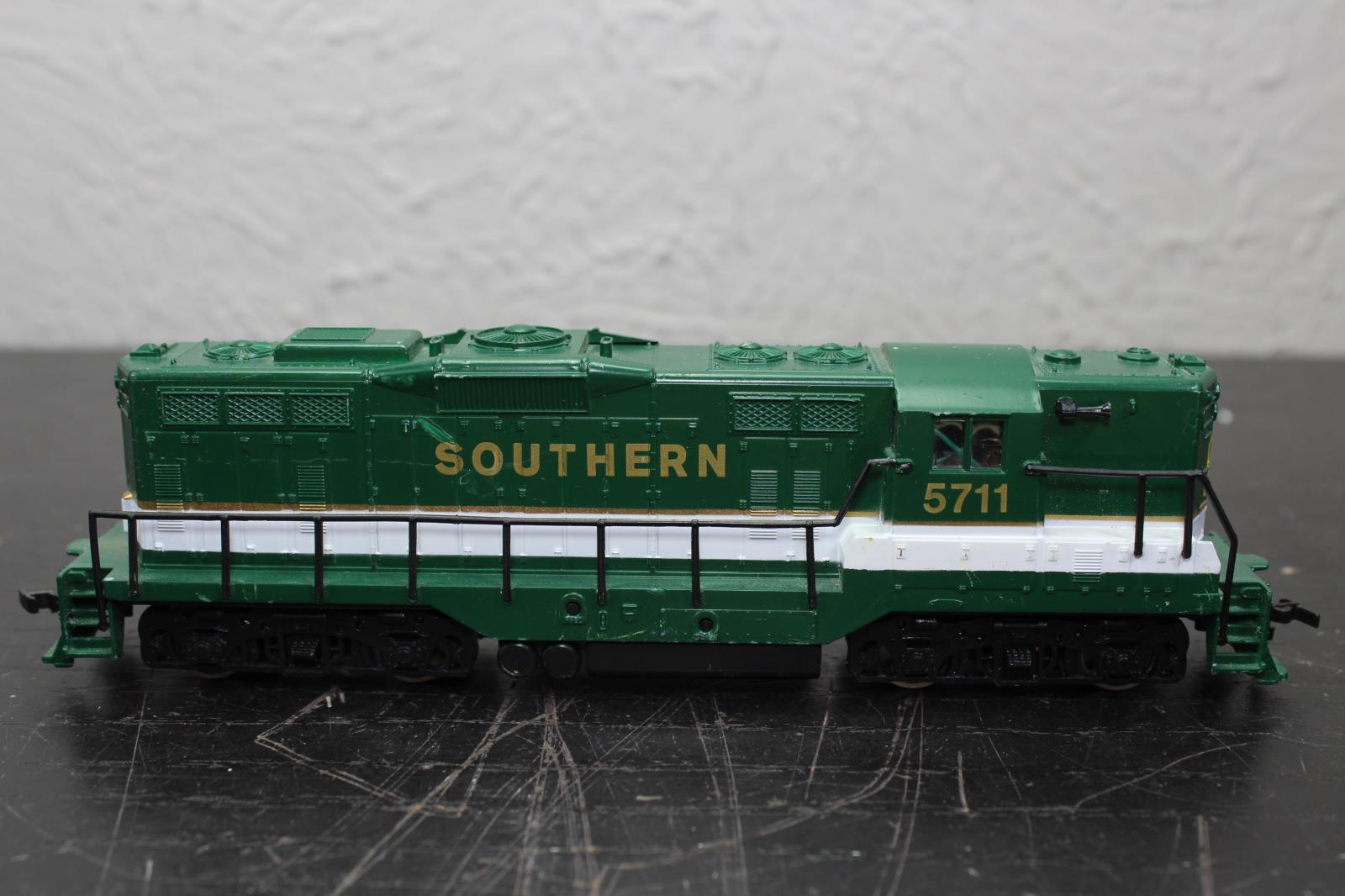 LIONEL SOUTHERN DIESEL ENGINE RD# 5711 8in W/ Green Truck