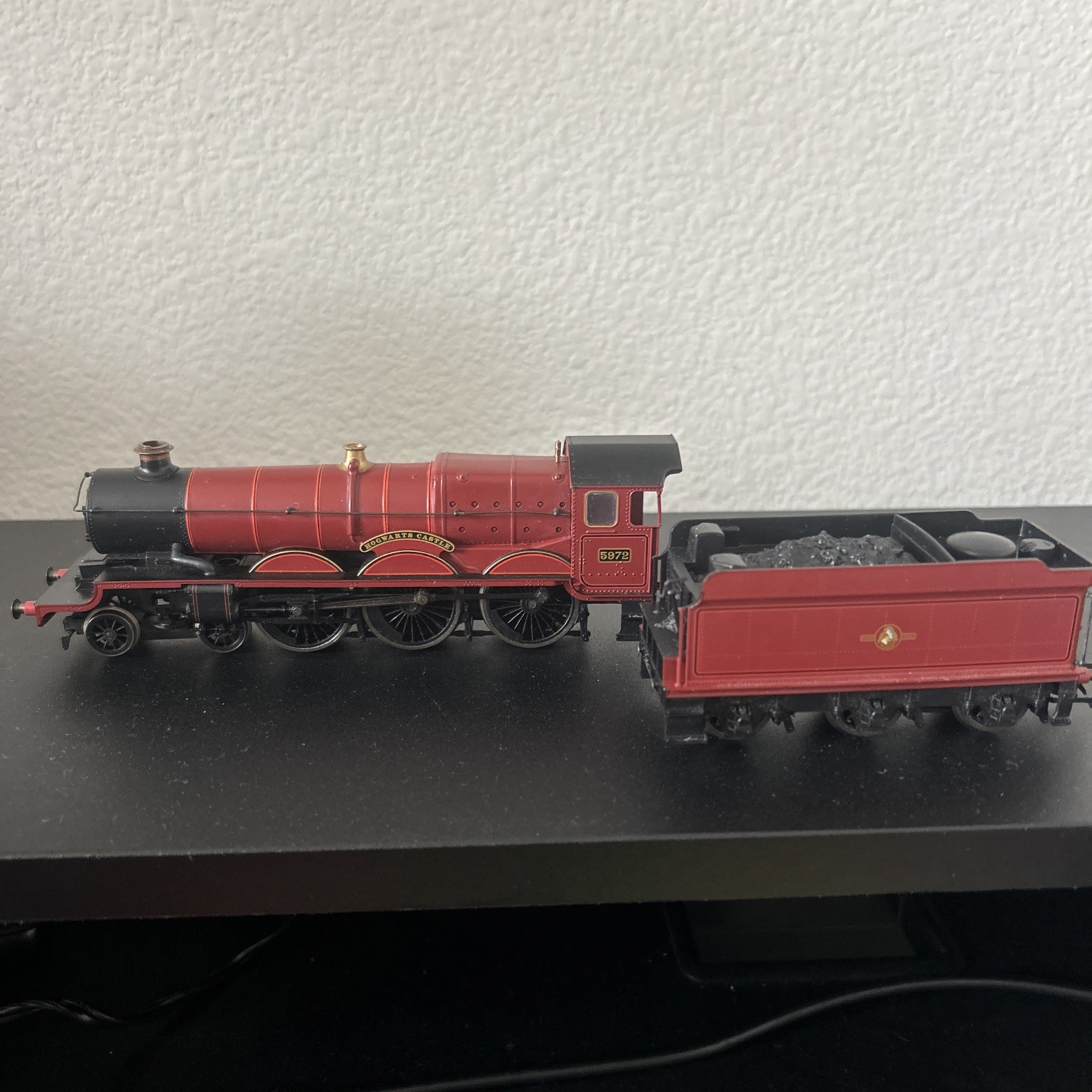 HORNBY- OO GAUGE 4-6-0 ‘HOGWARTS EXPRESS’ 5972 IN BR MAROON (UNBOXED)