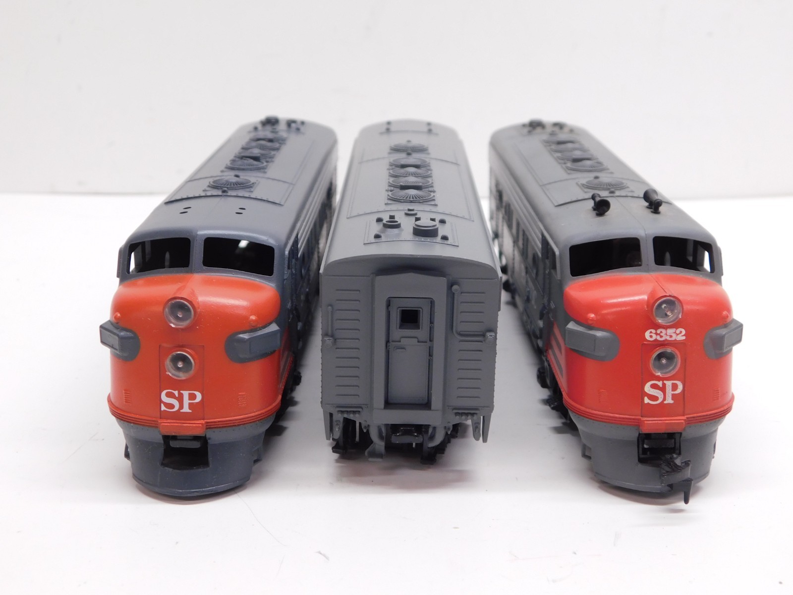 Athearn HO Blue Box Southern Pacific F7 A-B-A Diesel Set-1 Powered #6352/2 Dummy