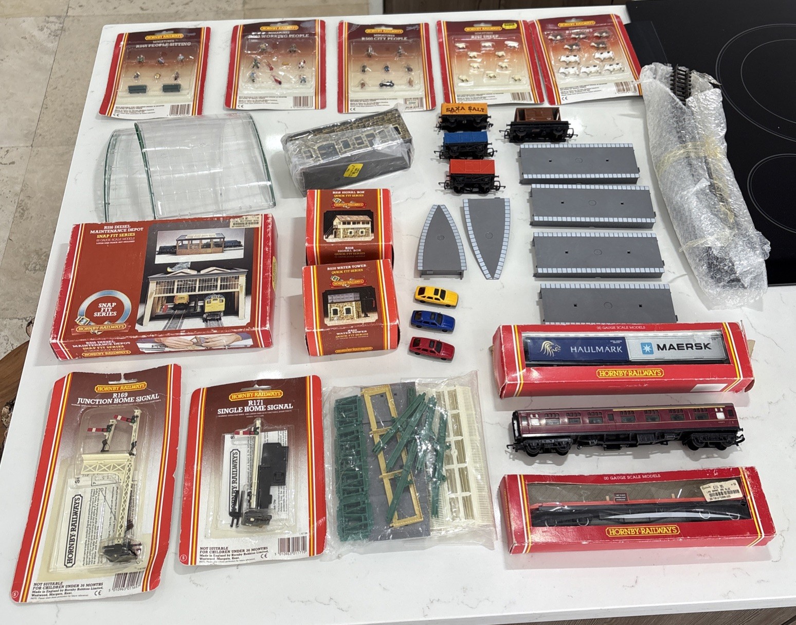 Huge lot of hornby railways Miniatures, Trains, Tracks, Quick Fits 31 Piece Set