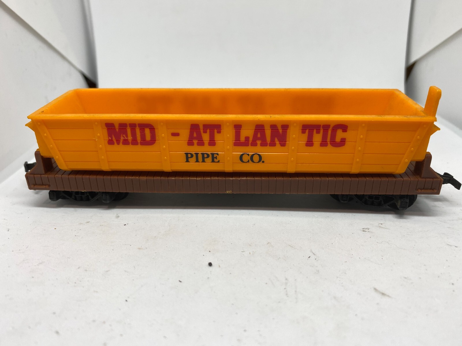 H. O. Scale Mid Atlantic container car, with dumping feature, yellow, 1:87 scale