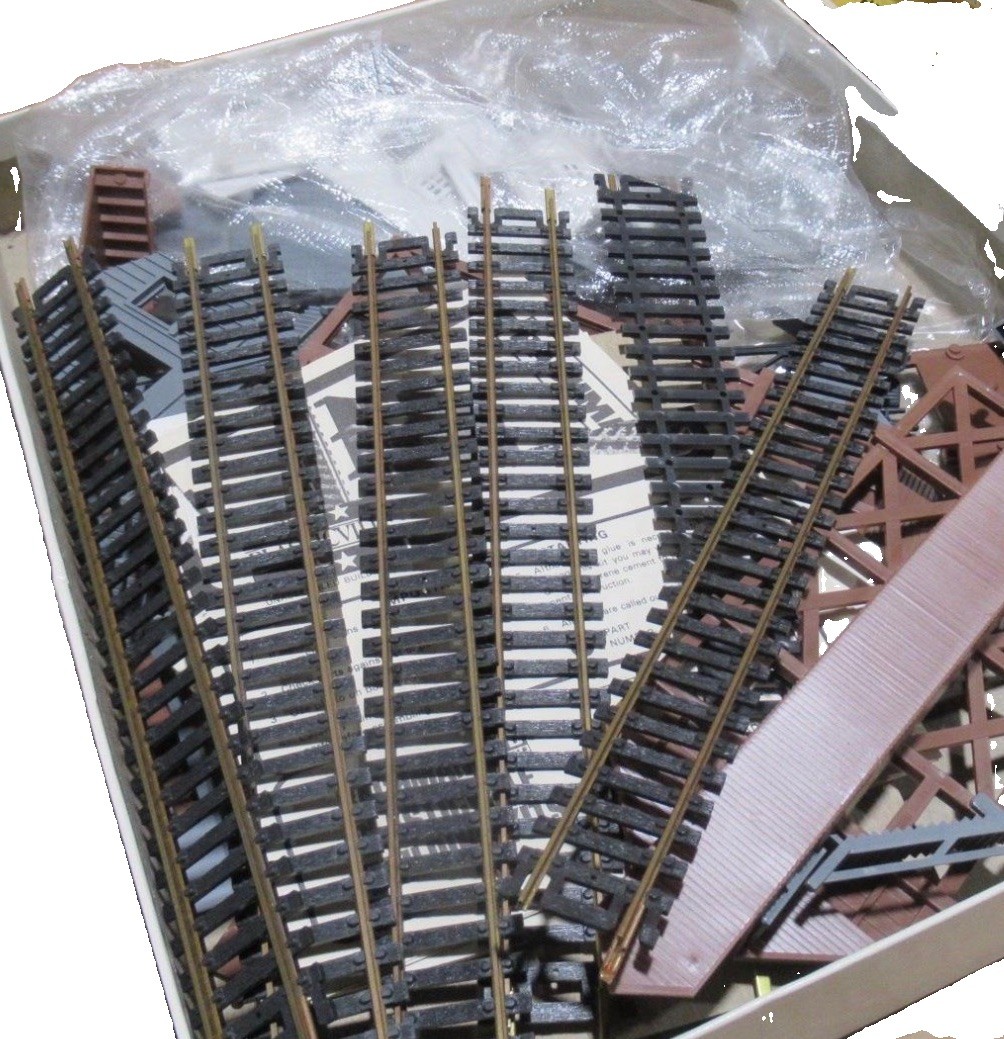 HO Scale Model Train Lot TYCO BACHMANN Locomotives Track Buildings Cars Vintage