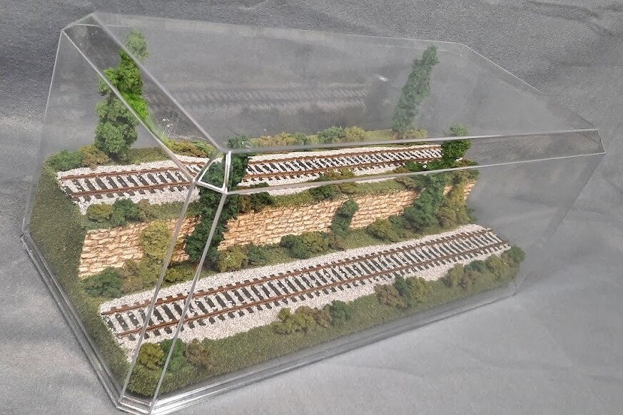 HO SCALE 16″ 2-LEVEL/2 TRACK “SUMMER SCENE” -DISPLAY CASE- FOR ANY HO TRAIN