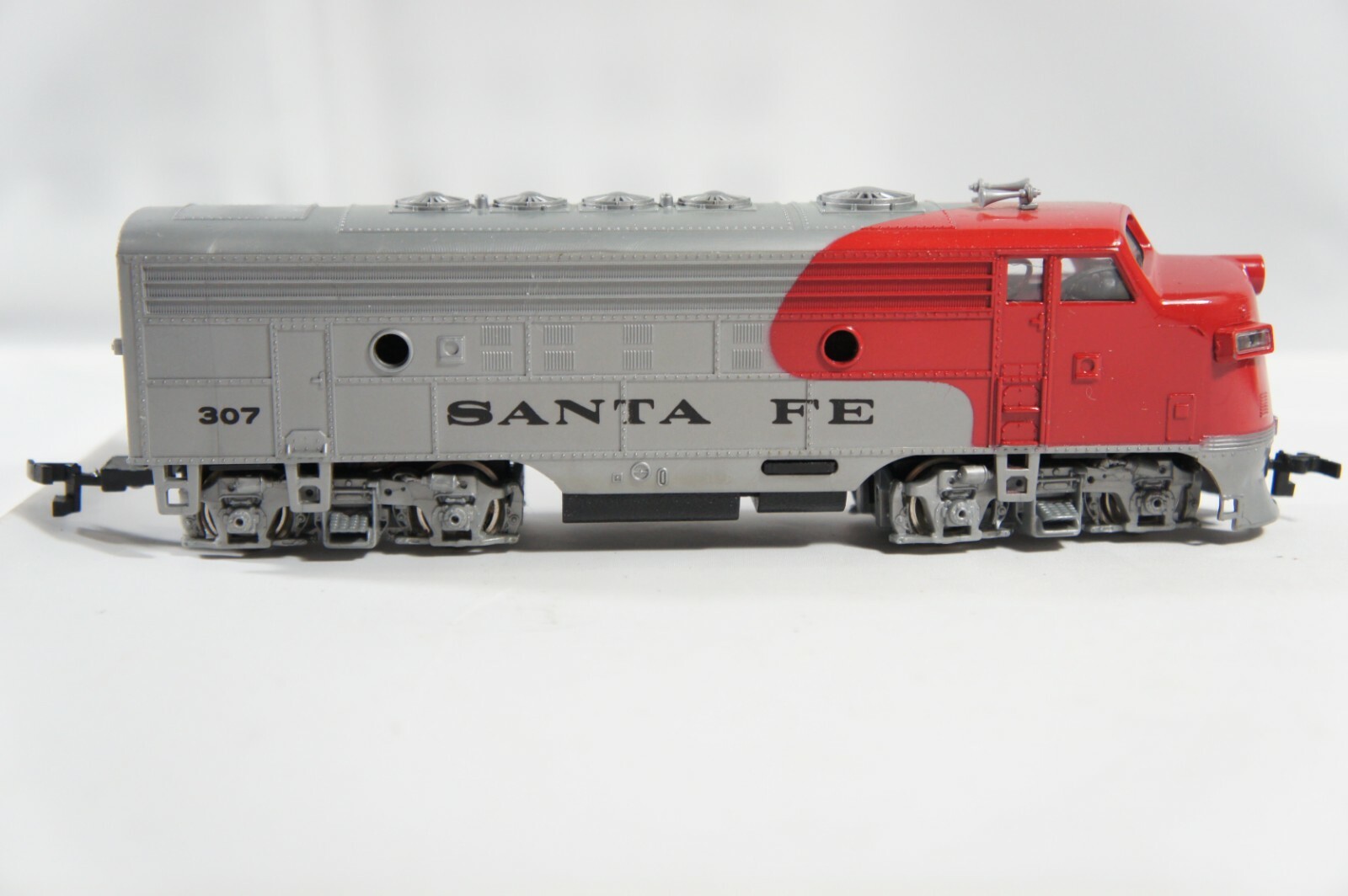 Bachman HO Scale Santa Fe Lighted Locomotive ENGINE Red Silver Black 307, in Box